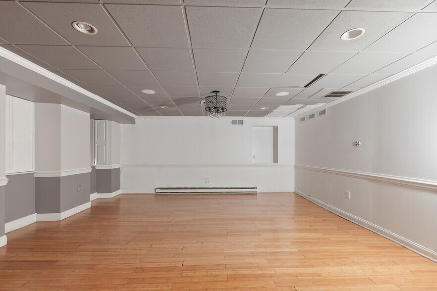 More Photos Of 194-198 Main St, Emmaus Restaurant For Sale