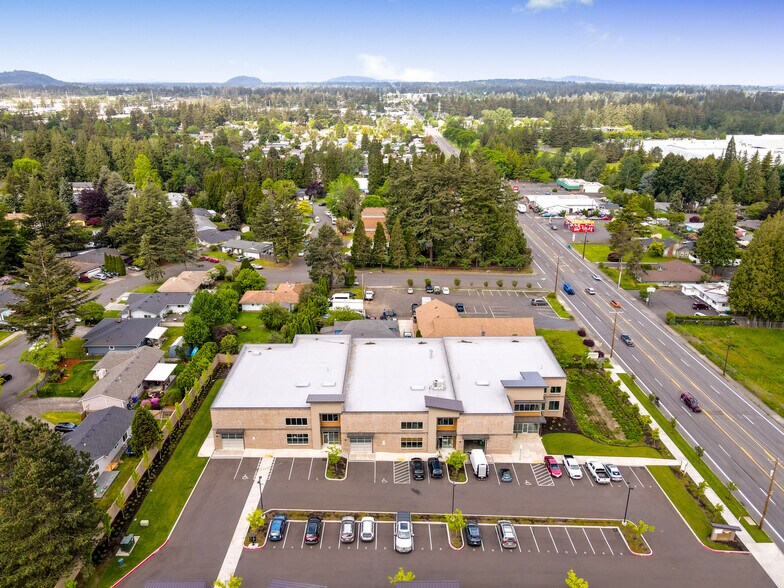 More Photos Of 21600 SE Stark St, Gresham Service For Lease