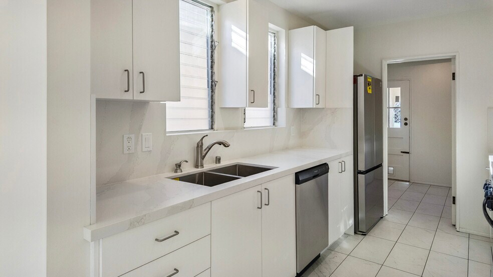 More Photos Of 205 S Reeves Dr, Beverly Hills Apartments For Sale