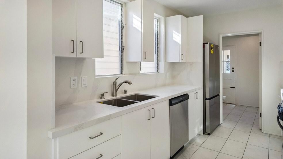 More Photos Of 205 S Reeves Dr, Beverly Hills Apartments For Sale