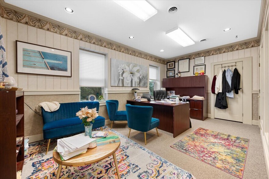 More Photos Of 121 NW Russell Rd, Abingdon Office For Sale