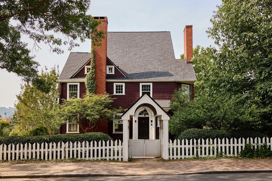Primary Photo Of 173 E Chestnut St, Asheville Hotel For Sale