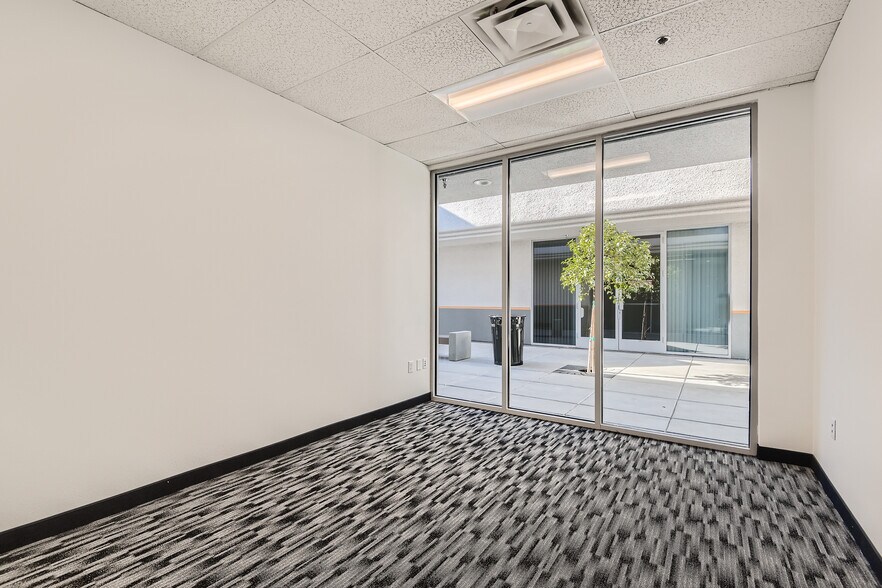 More Photos Of 320-340 E Warm Springs Rd, Las Vegas Unknown For Lease