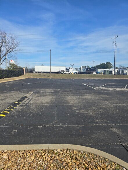 More Photos Of 10777 High Point Dr, Olive Branch Distribution For Lease