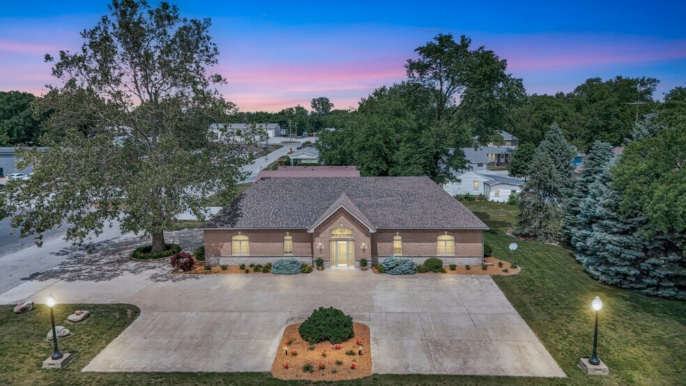 More Photos Of 606 W Oak St, Fairbury Office For Sale