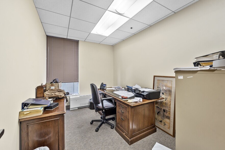 More Photos Of 1025 Connecticut Ave NW, Washington Office For Lease