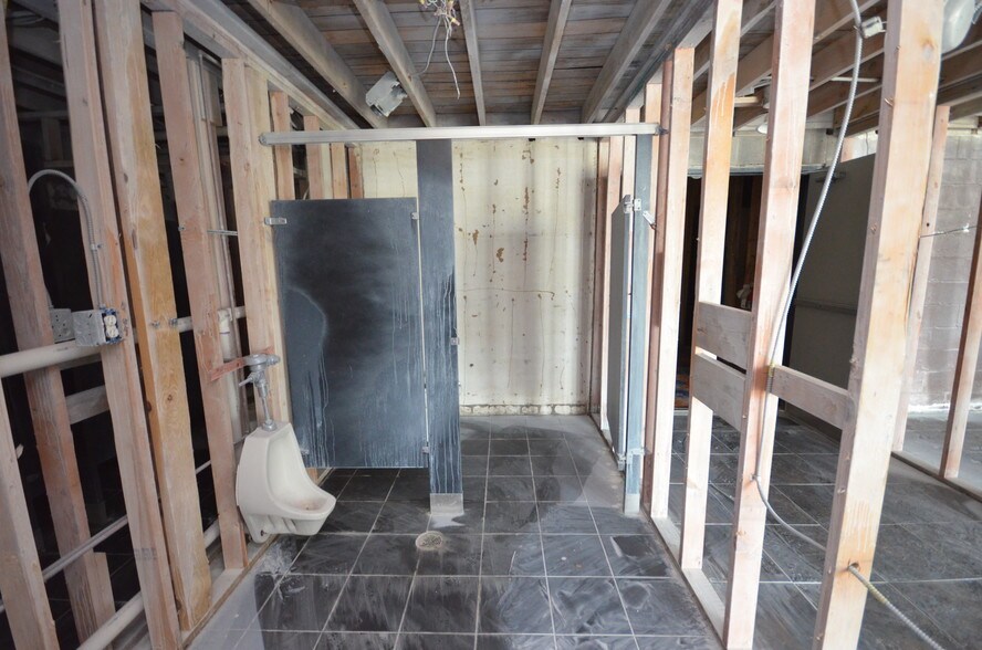 More Photos Of 1823 N Frontage Rd, Beeville Office For Sale