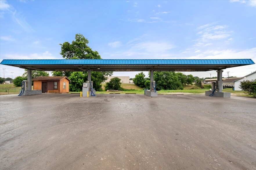 More Photos Of 223 Oaklawn Ave, Corsicana Carwash For Sale