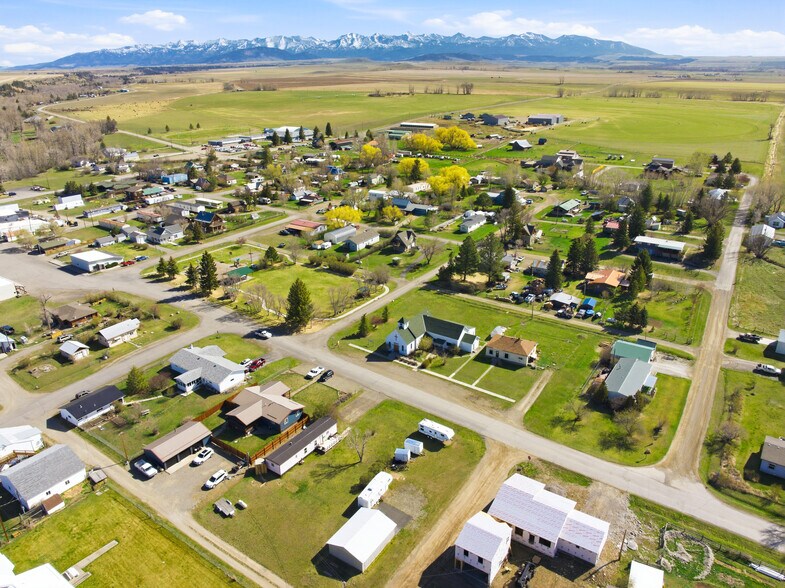 More Photos Of 210 Miles Ave, Clyde Park Specialty For Sale