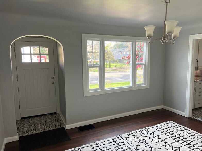 More Photos Of 2494 Roosevelt Blvd, Eugene Flex For Sale