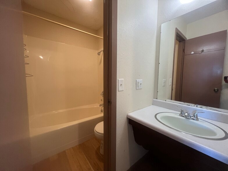 More Photos Of 2010 E Main St, Lamoni Hotel For Sale