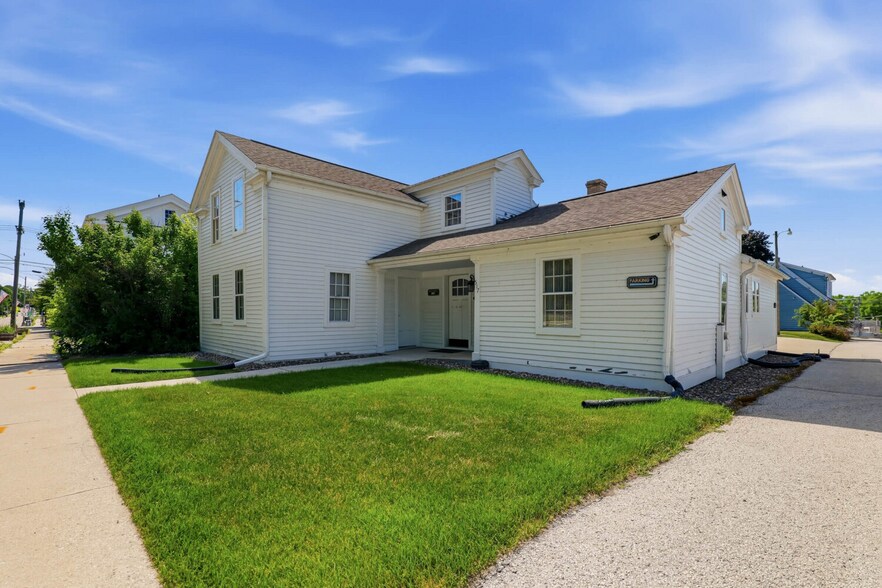 More Photos Of 517 Monroe St, Sheboygan Falls Office For Sale