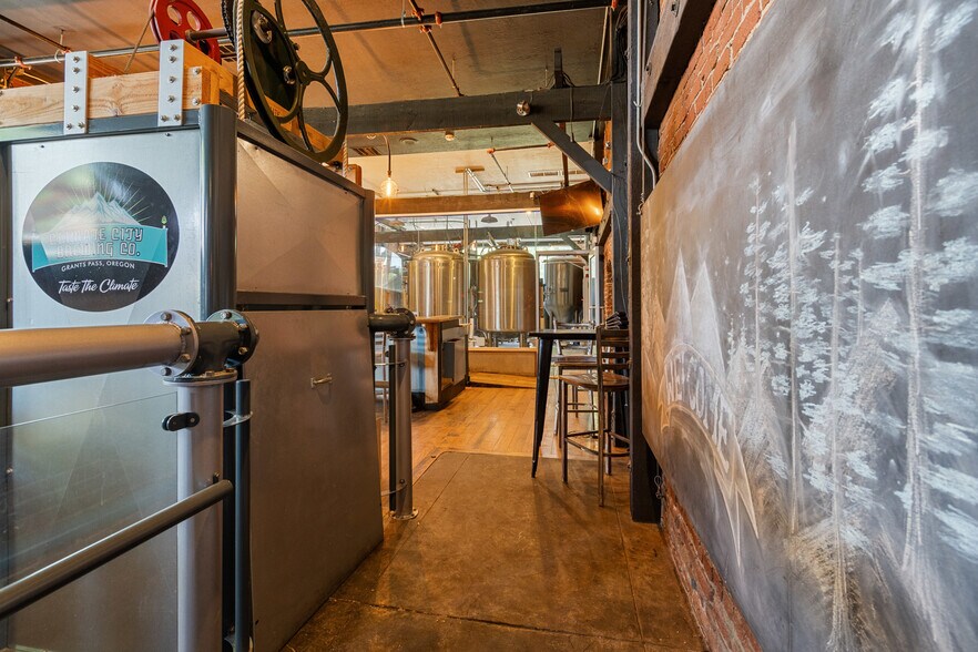 More Photos Of 509 SW G St, Grants Pass Restaurant For Sale