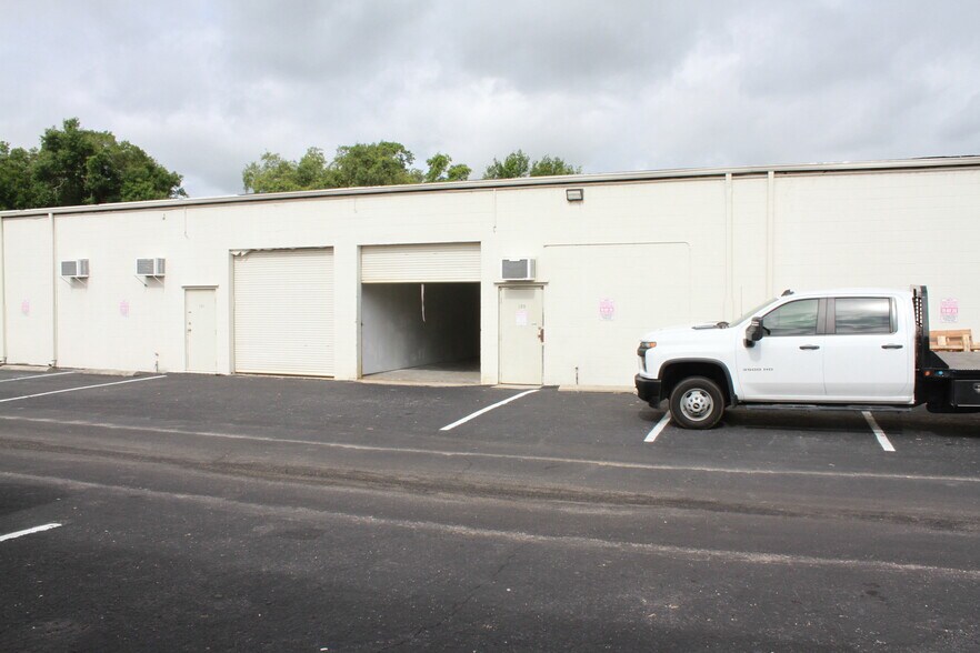 More Photos Of 174-B Semoran Commerce Pl, Apopka Light Manufacturing For Lease