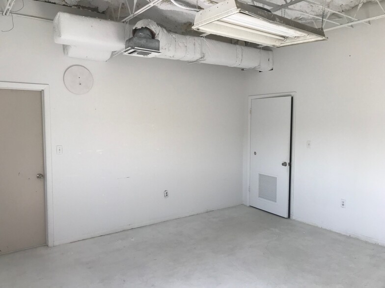 More Photos Of 1016 W Church St, Orlando Showroom For Lease
