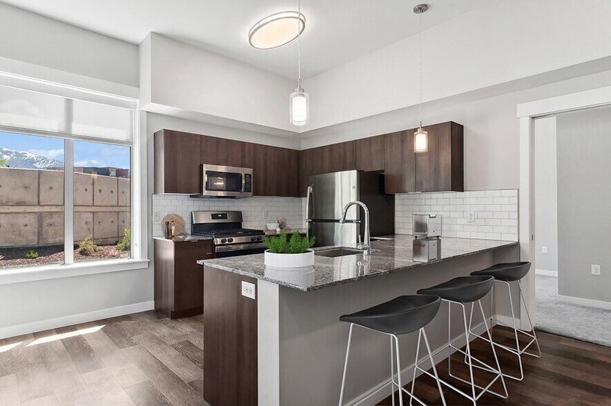 More Photos Of 168 E Midvillage Rd, Sandy Apartments For Lease