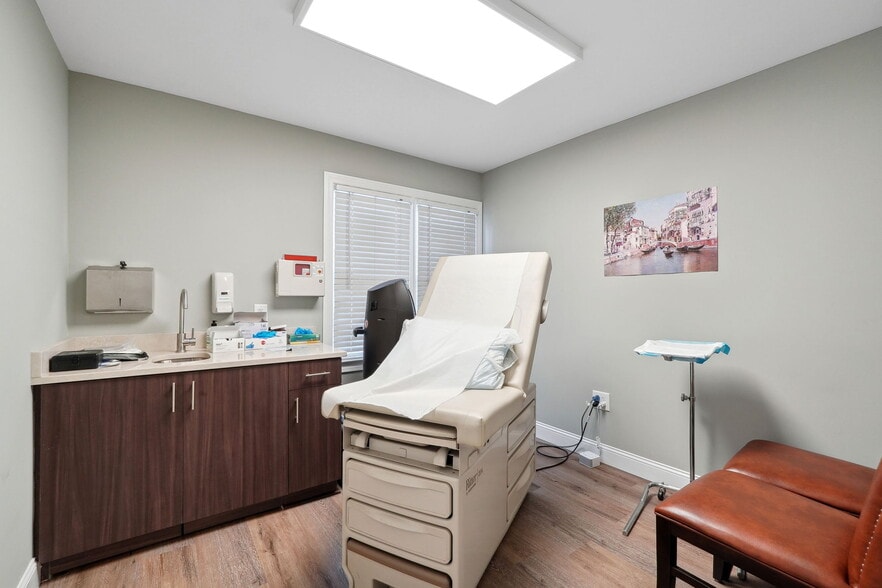 More Photos Of 1137 Alpharetta St, Roswell Office Residential For Lease