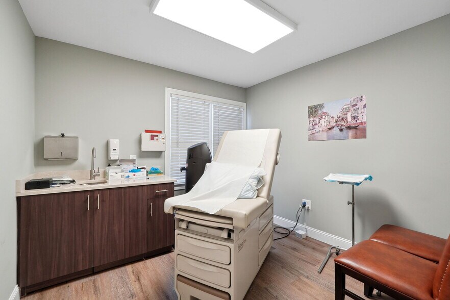 More Photos Of 1137 Alpharetta St, Roswell Office Residential For Lease