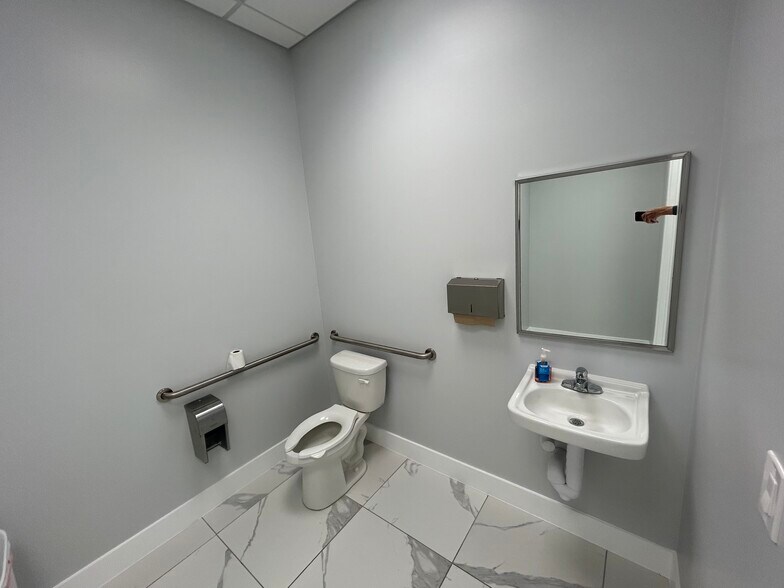 More Photos Of 22904 Lyden Dr, Estero Medical For Lease