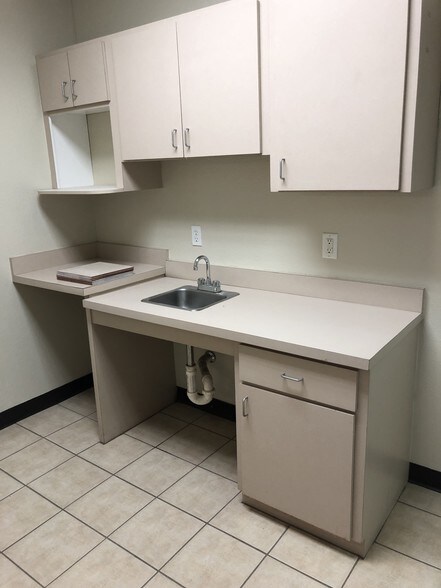 More Photos Of 11601 Pellicano Dr, El Paso Warehouse For Lease