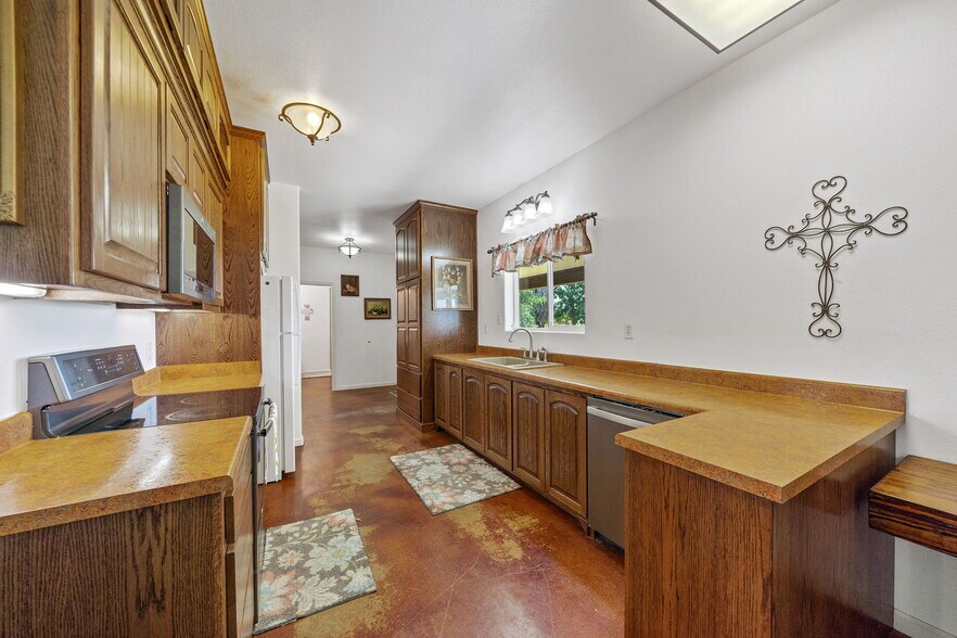 More Photos Of 14221 FM 2790, La Coste Warehouse For Sale