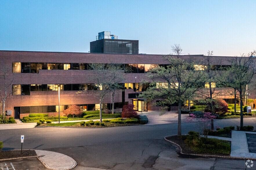 More Photos Of 2045 Lincoln Hwy, Edison Office For Lease