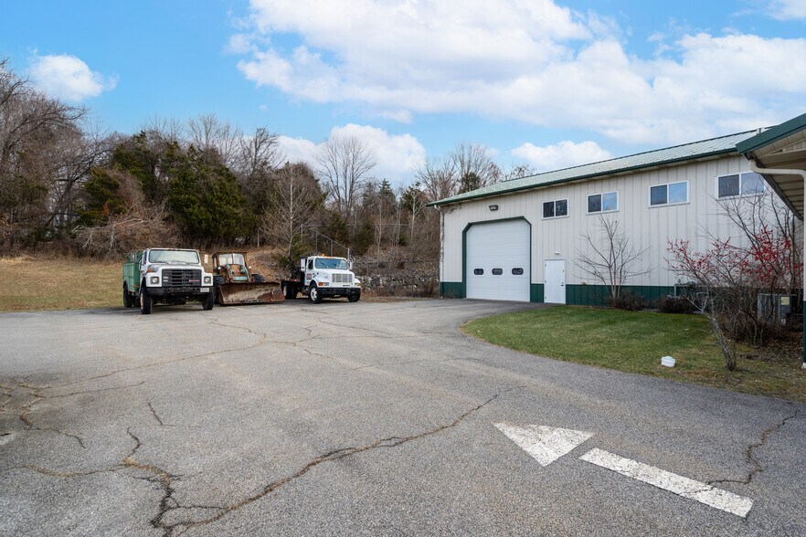 More Photos Of 10 Park Dr, Franklin Warehouse For Lease