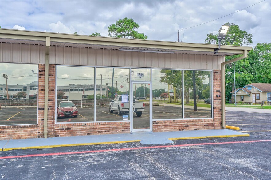 More Photos Of 1301-1309 Sandy Ln, Baytown General Retail For Sale