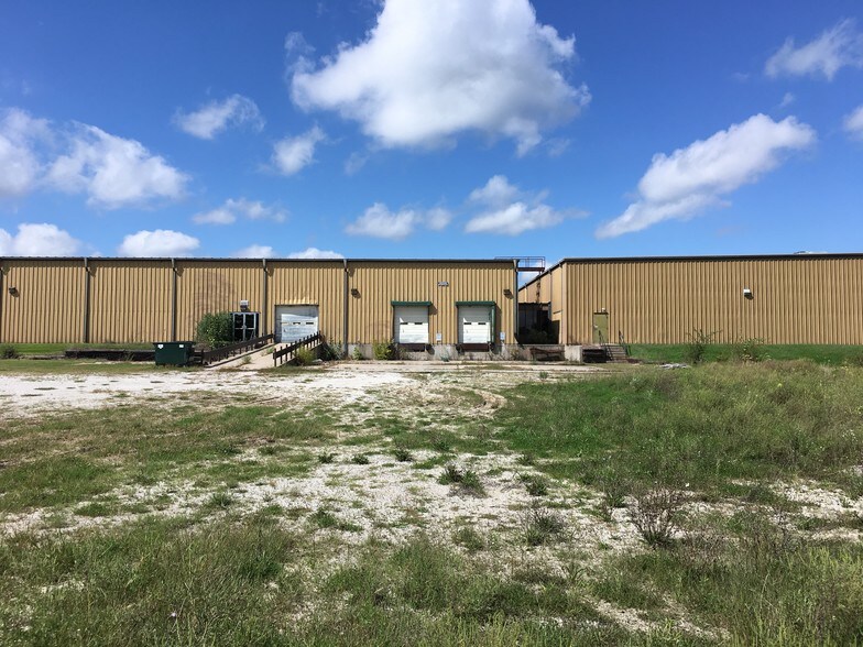 More Photos Of 803 SW Lorraine St, Leon Distribution For Lease