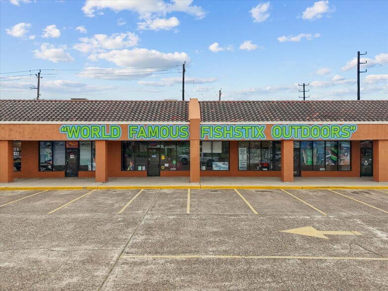 More Photos Of 12408 Highway 6, Santa Fe Freestanding For Lease