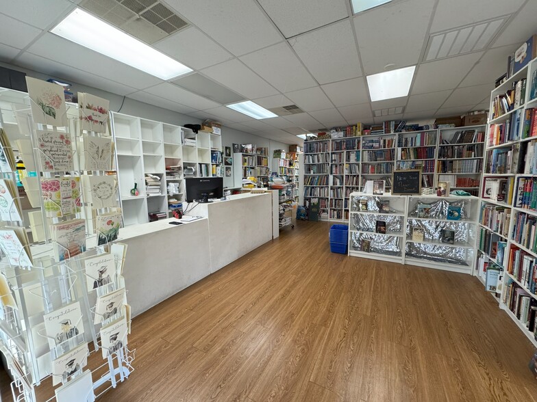 More Photos Of 11 Barkingham Ln, Greenville Storefront Retail Office For Lease
