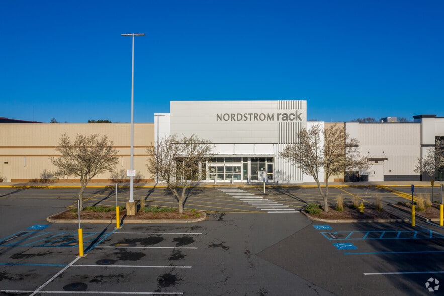 More Photos Of 200-380 Grossman Dr, Braintree Storefront For Lease