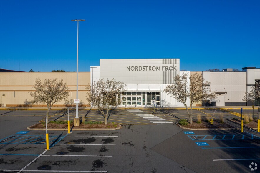 More Photos Of 200-380 Grossman Dr, Braintree Storefront For Lease