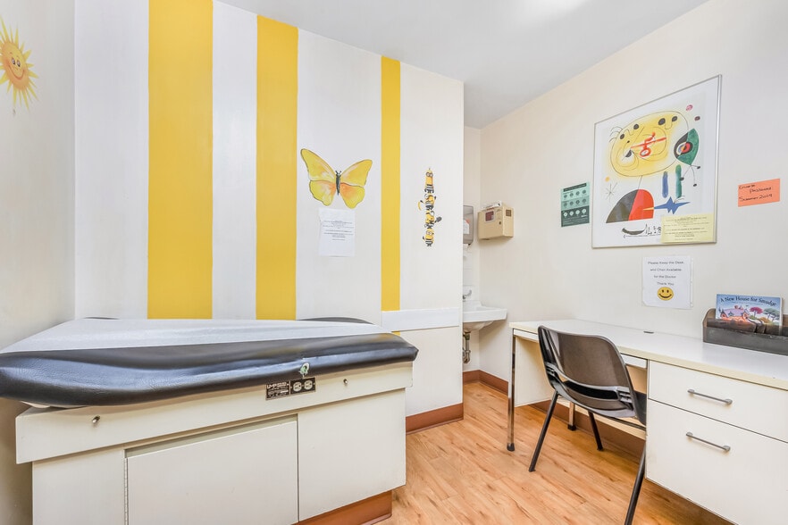 More Photos Of 2611 Corporal Kennedy St, Bayside Office For Sale