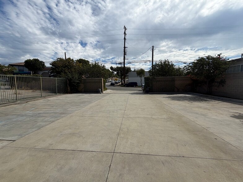 More Photos Of 2345 Walnut Ave, Signal Hill Manufacturing For Lease