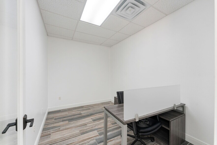 More Photos Of 3911 Golf Park Loop, Bradenton Office For Lease
