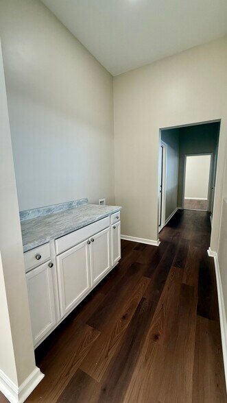 More Photos Of 911 15th St, Columbus Warehouse For Lease