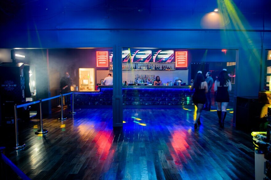 More Photos Of 35 NW 3rd Ave, Portland Bar For Sale