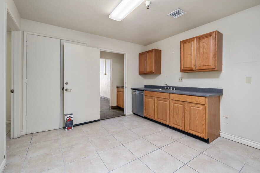 More Photos Of 501 Industrial Way, Fallbrook Manufacturing For Lease