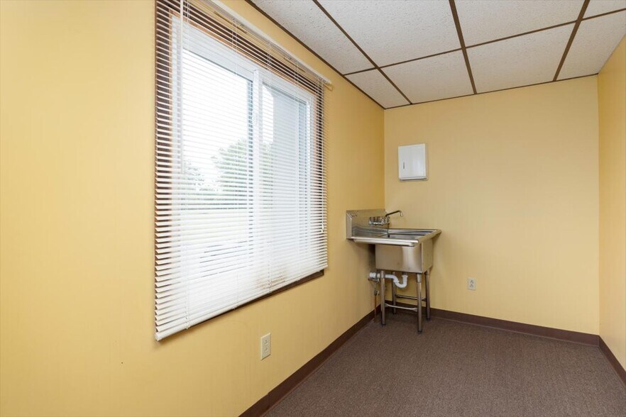 More Photos Of 928 French Rd, Cheektowaga Unknown For Lease