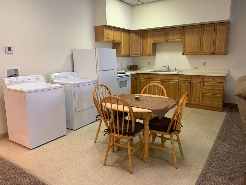 More Photos Of 301 S 7th St, Quincy Light Distribution For Sale