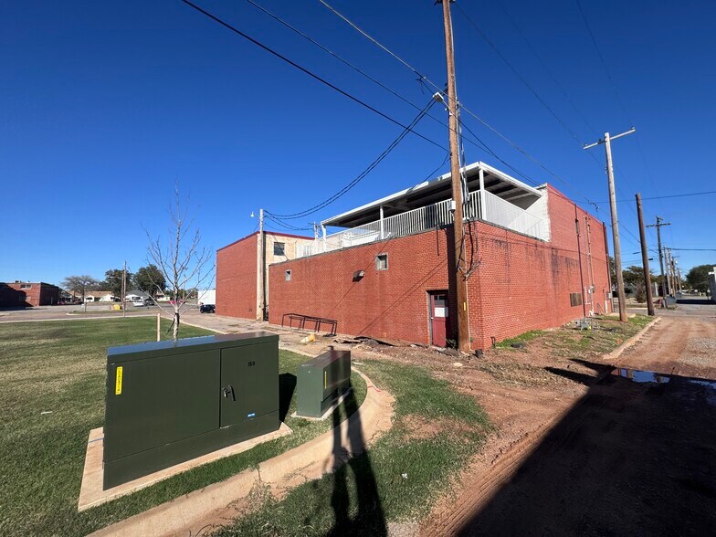 More Photos Of 200 Commerce St, Altus Mixed Retail For Lease