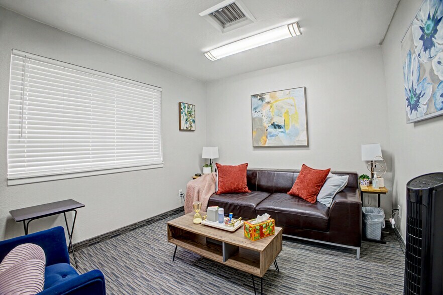 More Photos Of 555 W University Dr, Mesa Office For Sale