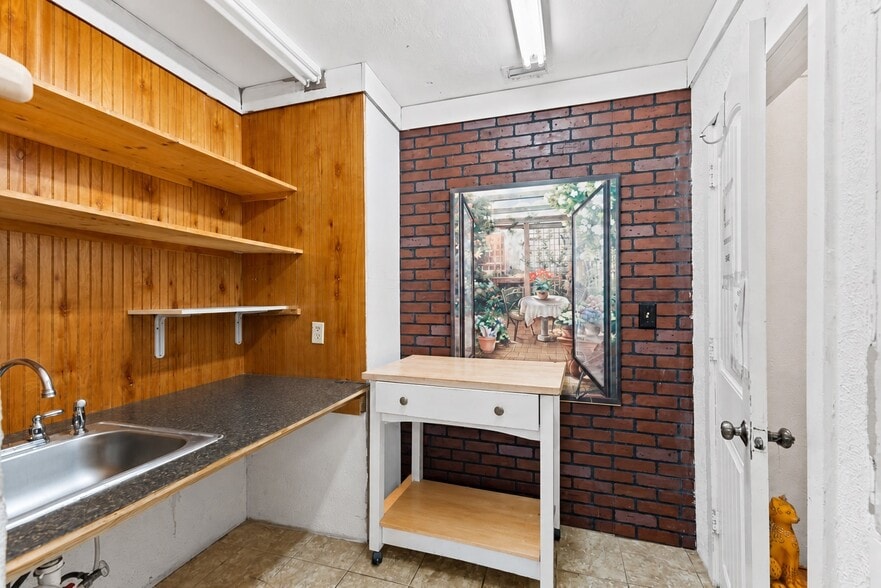 More Photos Of 5034 N Nebraska Ave, Tampa Freestanding For Sale
