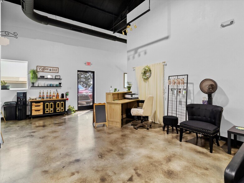 More Photos Of 801 S Tyler Ave, Blanchard Office For Sale