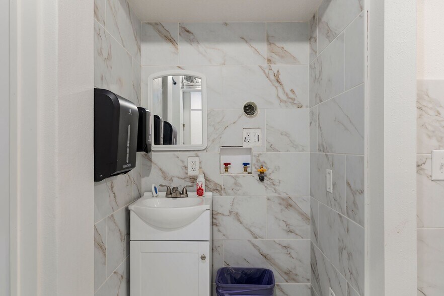 More Photos Of 22030 7th Ave S, Des Moines Medical For Sale