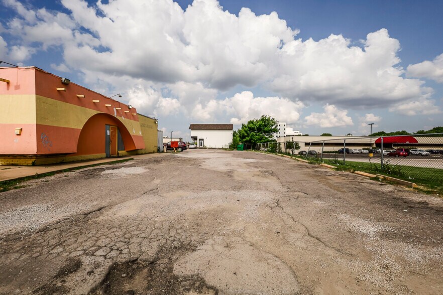 More Photos Of 1555 S Bluffview St, Wichita Freestanding For Sale