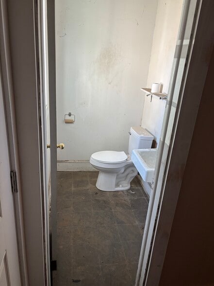 More Photos Of 3310 Fields St, Farmville Warehouse For Sale