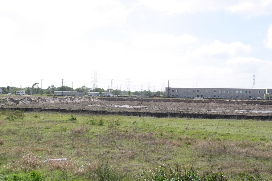 More Photos Of 9304-9332 Camden Field Pky, Riverview Light Distribution For Lease