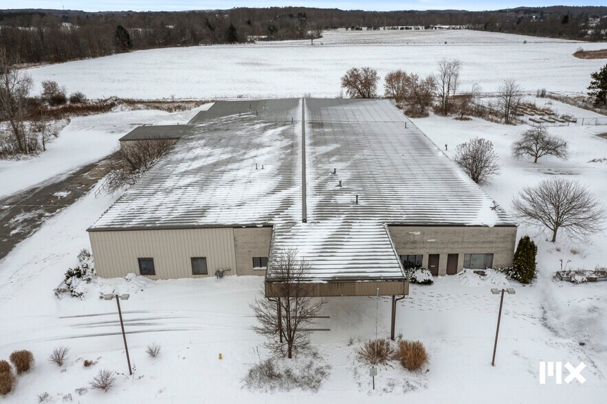 More Photos Of 21685 Northland Dr, Paris Distribution For Sale